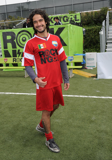 MTV+Tr3s+Rock+N+Gol+World+Cup+Kick+Off+1KhgH9CiK-4l - Alfonso Herrera la Rock N Gol World Cup