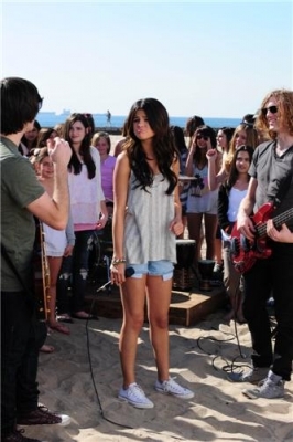 normal_087 - February 13th - Fliming Her New Music Video at the Beach with Her Fans in Los Angeles