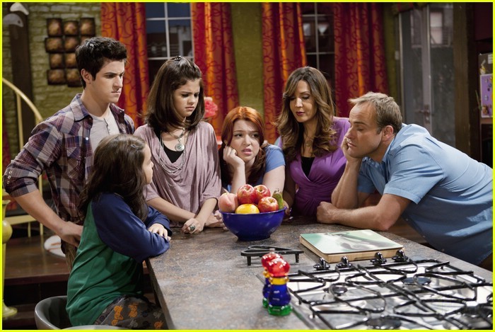 selena-gomez-david-henrie-wizards-angels-02 - Selena Gomez and David Henrie - Wizards vs Angeles