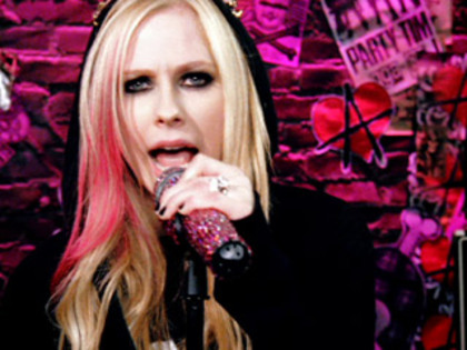 320x240 - avril lavigne-the best damn thing