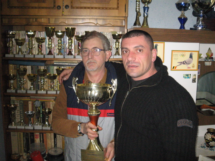 CU NEA SAVA; Aceasta poza am facut-o cu prietenul meu Gruescu Sava din Resita.La el acasa....
Un mare columbofil
