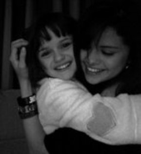 16882938_AYQNGPLKK - sell and joey king