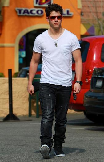 Nick-Jonas-2011-Losangeles-nick-jonas-19301950-600-932 - Nick in L A