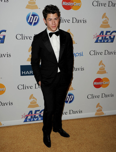 Nick-Jonas-Grammy-2011-nick-jonas-19270170-452-594