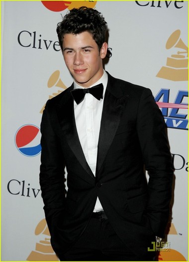 Nick-Jonas-Grammy-2011-nick-jonas-19270178-885-1222