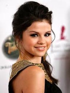 Selena Gomez; ..
