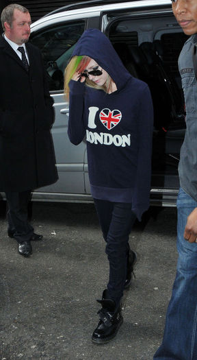 normal_11~2 - February 16 - Leaving Hotel In London