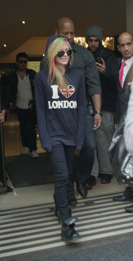 normal_13~3 - February 16 - Leaving Hotel In London