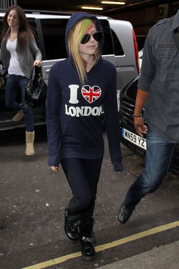 normal_33~0 - February 16 - Leaving Hotel In London