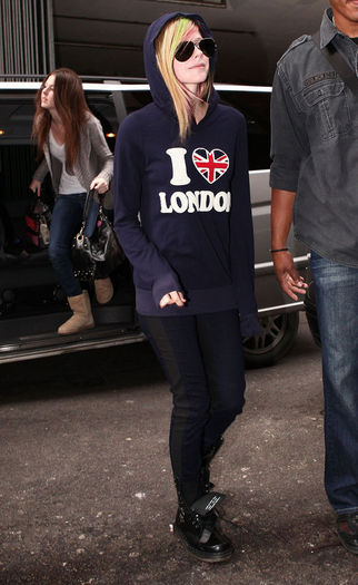 normal_40~0 - February 16 - Leaving Hotel In London