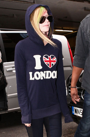 normal_42~0 - February 16 - Leaving Hotel In London