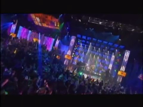bscap0178 - Avril Lavigne live What the hell at Dick Clarks New Year
