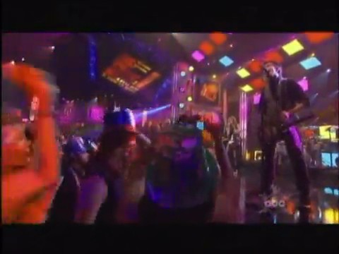 bscap0220 - Avril Lavigne live What the hell at Dick Clarks New Year