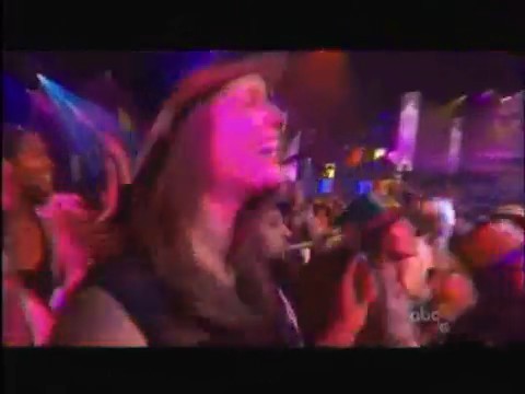 bscap0261 - Avril Lavigne live What the hell at Dick Clarks New Year