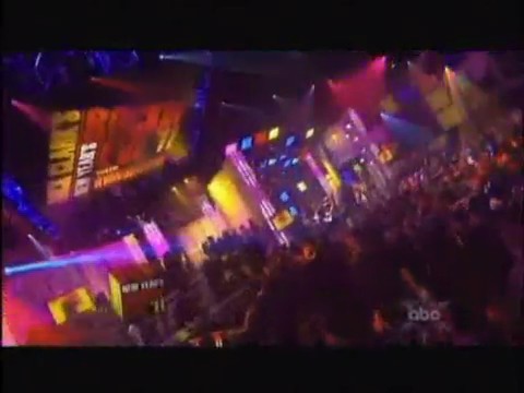 bscap0282 - Avril Lavigne live What the hell at Dick Clarks New Year