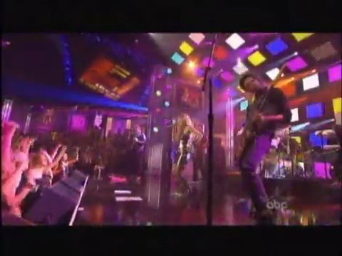 bscap0321 - Avril Lavigne live What the hell at Dick Clarks New Year
