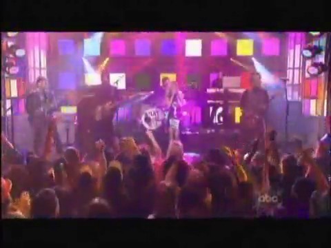 bscap0326 - Avril Lavigne live What the hell at Dick Clarks New Year