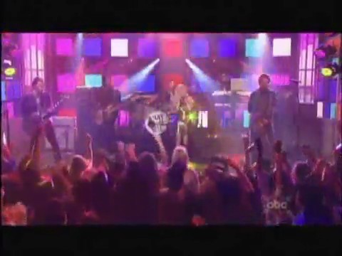 bscap0327 - Avril Lavigne live What the hell at Dick Clarks New Year