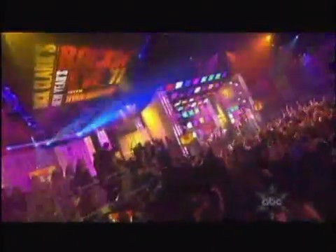 bscap0339 - Avril Lavigne live What the hell at Dick Clarks New Year