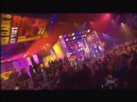 bscap0340 - Avril Lavigne live What the hell at Dick Clarks New Year