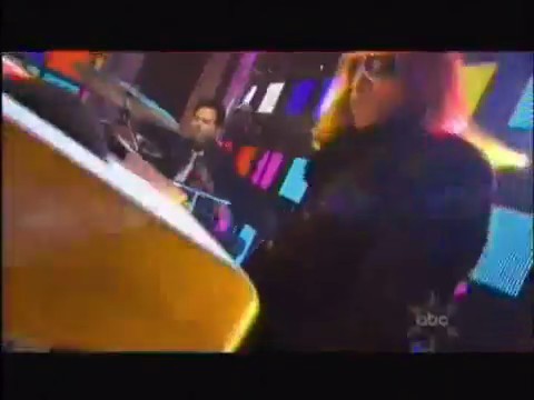 bscap0378 - Avril Lavigne live What the hell at Dick Clarks New Year