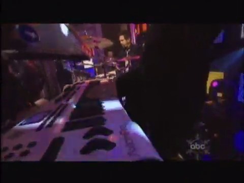 bscap0381 - Avril Lavigne live What the hell at Dick Clarks New Year