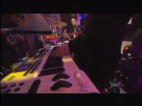 bscap0382 - Avril Lavigne live What the hell at Dick Clarks New Year