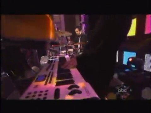 bscap0383 - Avril Lavigne live What the hell at Dick Clarks New Year