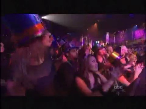 bscap0392 - Avril Lavigne live What the hell at Dick Clarks New Year