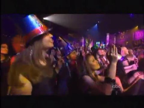 bscap0393 - Avril Lavigne live What the hell at Dick Clarks New Year