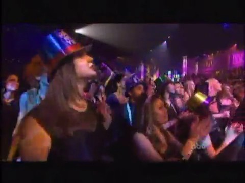 bscap0394 - Avril Lavigne live What the hell at Dick Clarks New Year