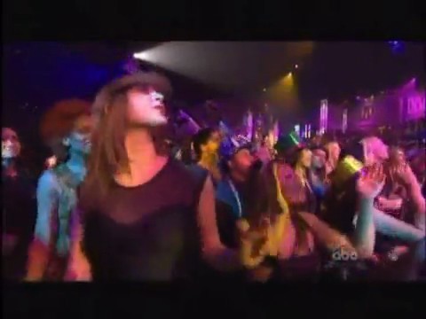 bscap0395 - Avril Lavigne live What the hell at Dick Clarks New Year