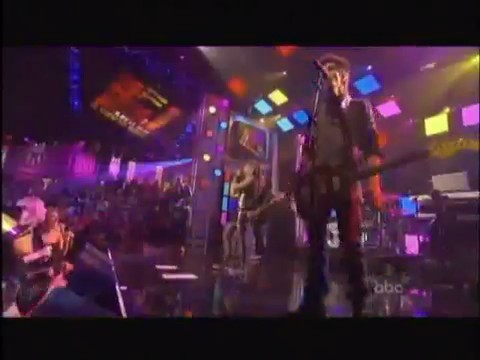 bscap0403 - Avril Lavigne live What the hell at Dick Clarks New Year