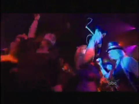 bscap0425 - Avril Lavigne live What the hell at Dick Clarks New Year