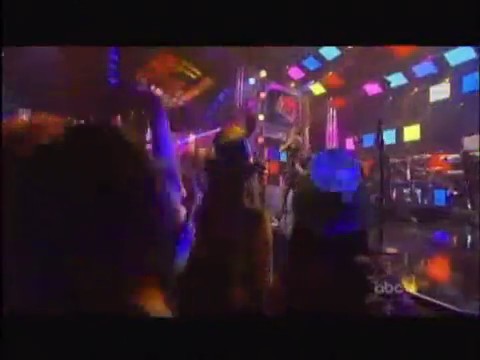bscap0435 - Avril Lavigne live What the hell at Dick Clarks New Year