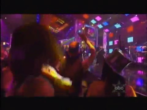 bscap0438 - Avril Lavigne live What the hell at Dick Clarks New Year