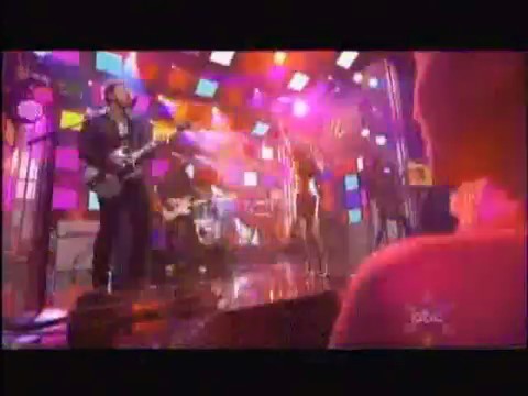 bscap0472 - Avril Lavigne live What the hell at Dick Clarks New Year