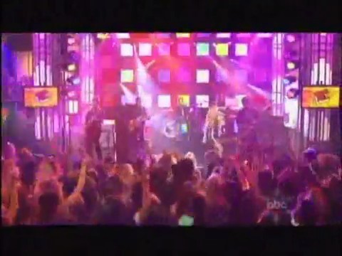bscap0487 - Avril Lavigne live What the hell at Dick Clarks New Year
