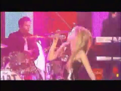 bscap0507 - Avril Lavigne live What the hell at Dick Clarks New Year