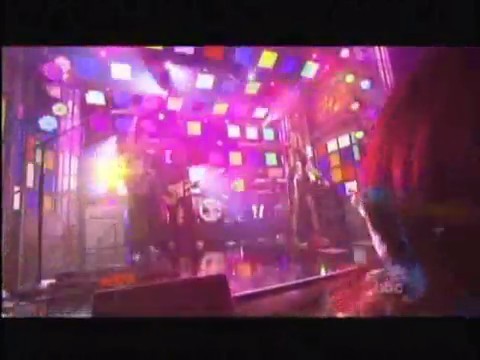 bscap0514 - Avril Lavigne live What the hell at Dick Clarks New Year