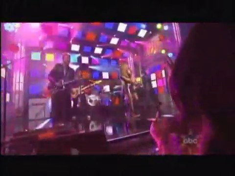 bscap0517 - Avril Lavigne live What the hell at Dick Clarks New Year