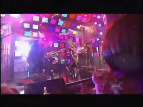 bscap0518 - Avril Lavigne live What the hell at Dick Clarks New Year