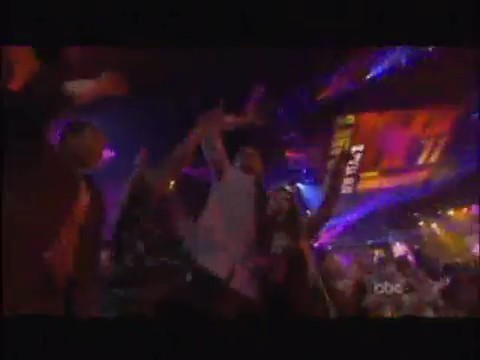 bscap0519 - Avril Lavigne live What the hell at Dick Clarks New Year