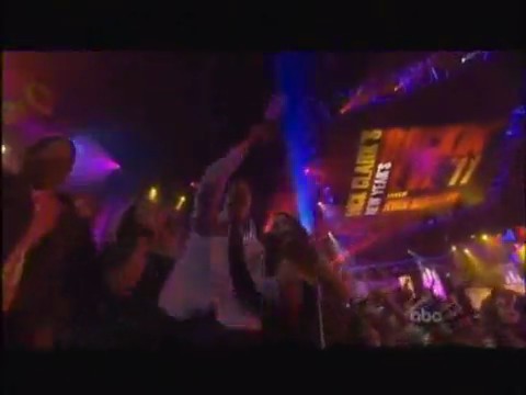 bscap0521 - Avril Lavigne live What the hell at Dick Clarks New Year