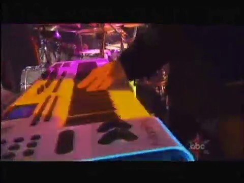 bscap0523 - Avril Lavigne live What the hell at Dick Clarks New Year