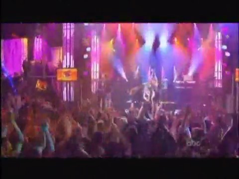 bscap0528 - Avril Lavigne live What the hell at Dick Clarks New Year