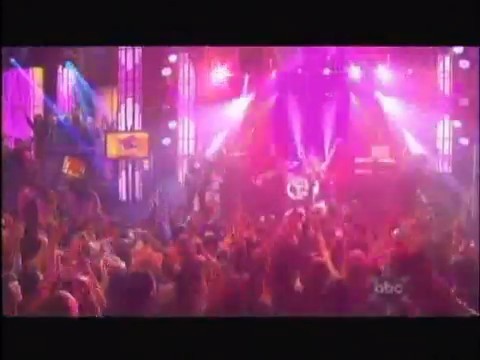 bscap0529 - Avril Lavigne live What the hell at Dick Clarks New Year