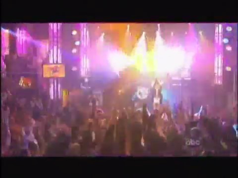 bscap0530 - Avril Lavigne live What the hell at Dick Clarks New Year