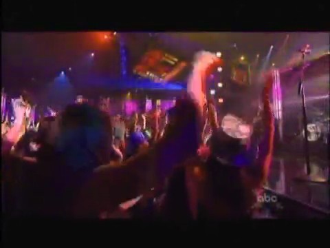 bscap0539 - Avril Lavigne live What the hell at Dick Clarks New Year