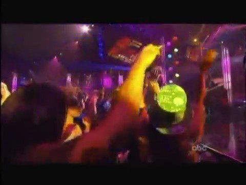 bscap0542 - Avril Lavigne live What the hell at Dick Clarks New Year